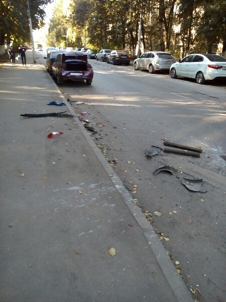 На улице Великанова разбили припаркованную десятку