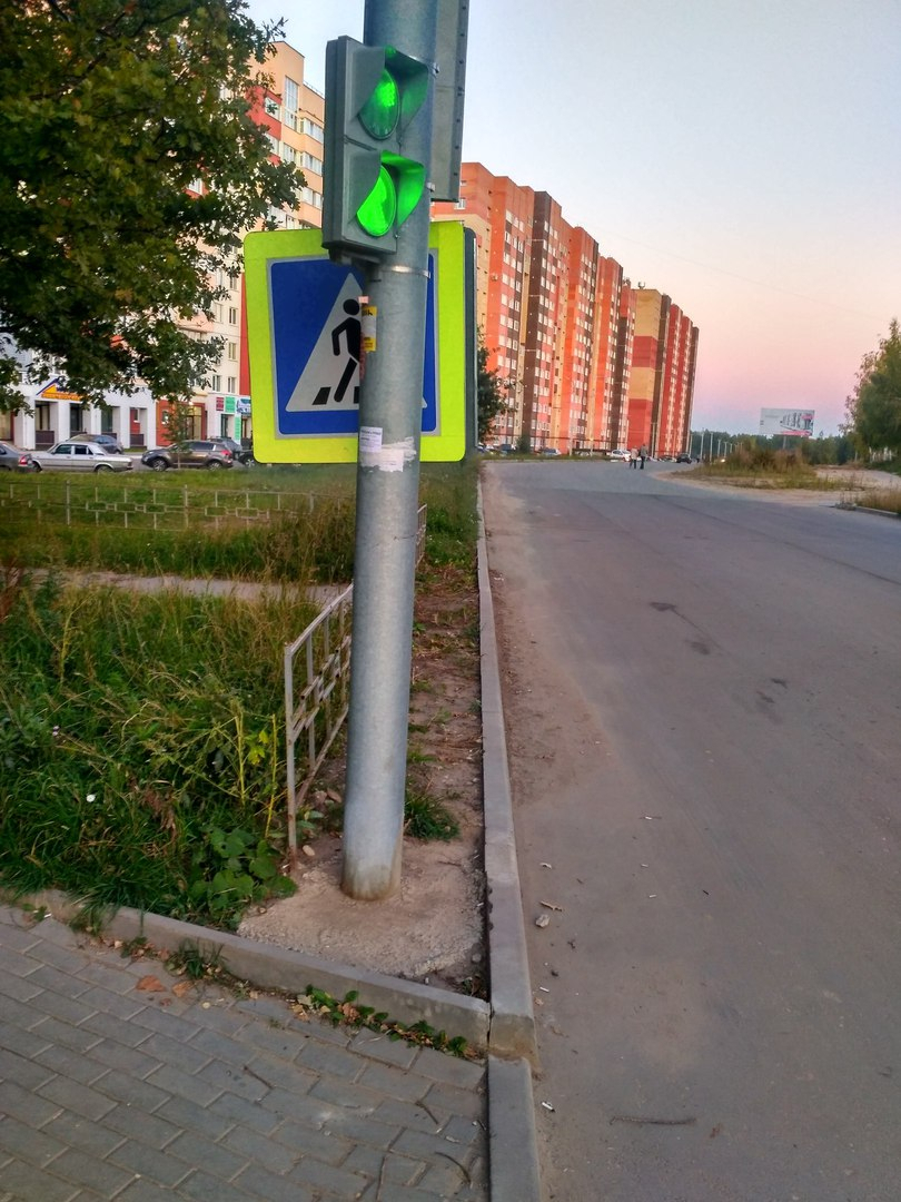 Фото-факт: дорожный знак стыдливо прячется на светофором