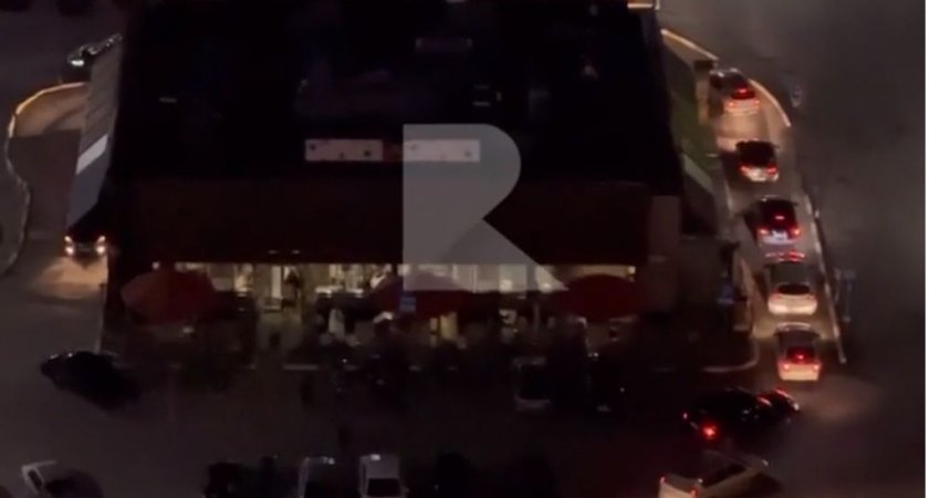 Ночью 29 июня у ресторана «Вкусно и точка» в Рязани засняли очередь из автомобилей