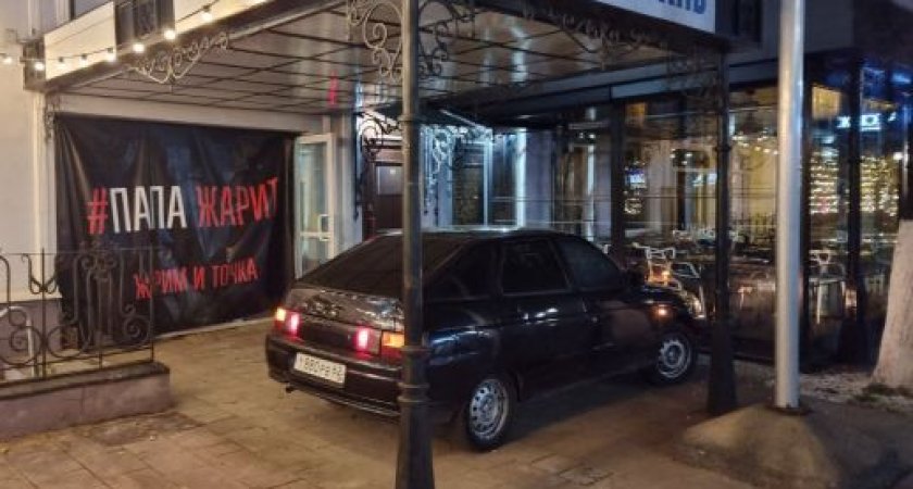 В Рязани засняли припаркованный автомобиль на пешеходной зоне улицы Почтовая