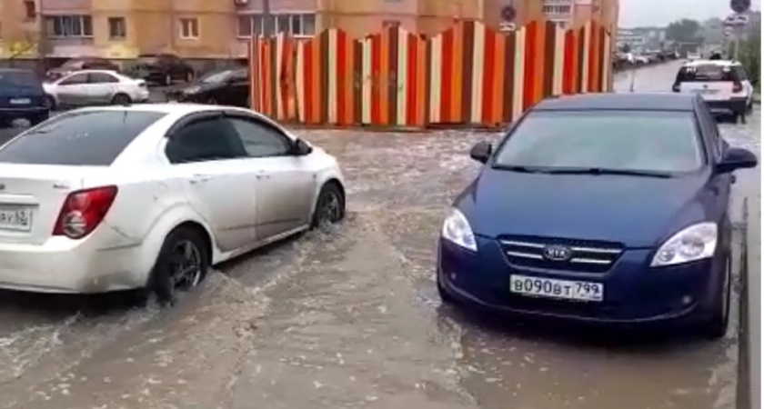 В Рязани 26 апреля после дождя затопило улицу Быстрецкую
