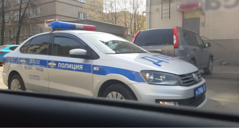 На Первомайском проспекте сотрудники ГИБДД останавливают автомобили