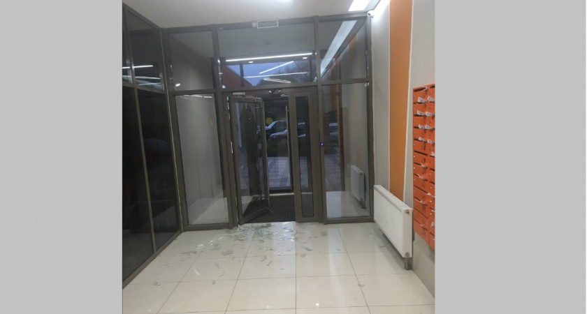 В Рязани квартиросъемщики выбили стекла во входной двери 