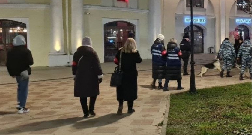 В Рязани с улицы Почтовой 42 человек увезли в полицию на проверку