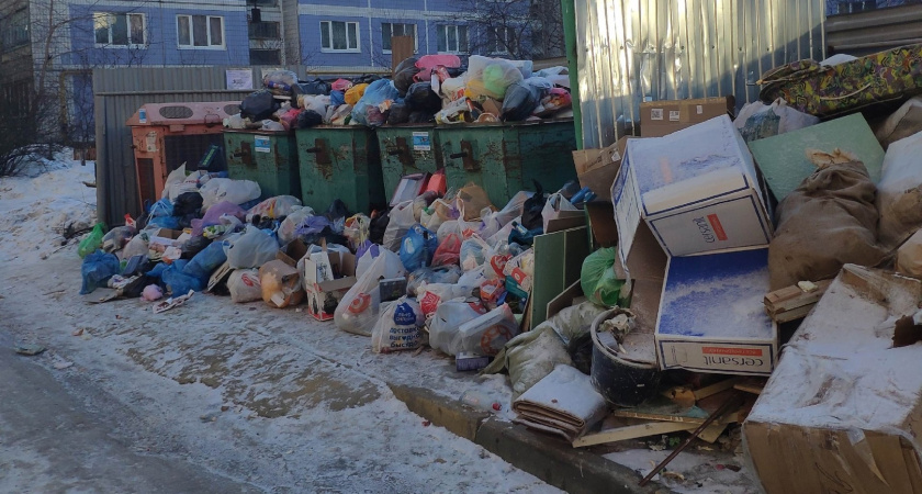 В Рязани префектура начала бороться с мешающими вывозу мусора парковками