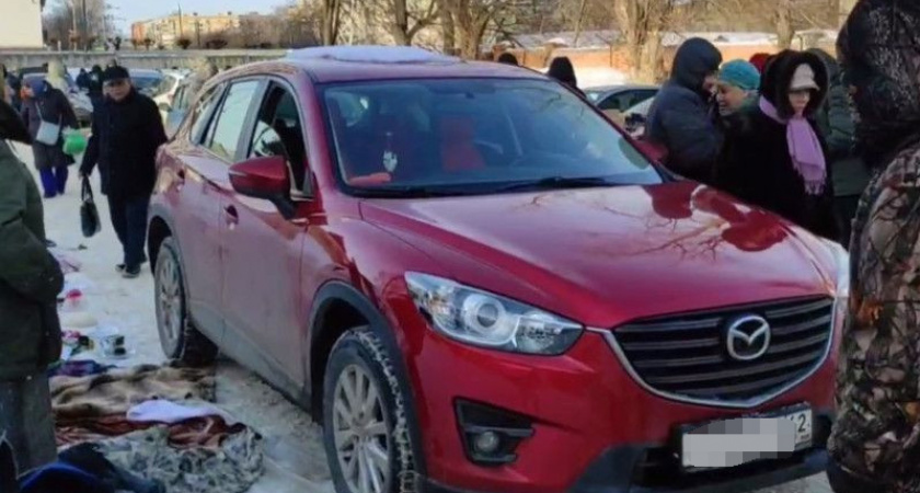 Полиция начала проверку из-за наезда машины на товары продавцов рынка в Рязани