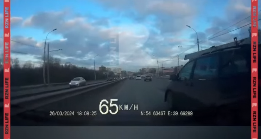 На Московском шоссе в Рязани из-за «шашечника» легковушка врезалась в отбойник