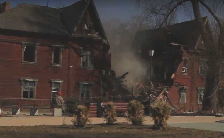 Видео. Возле цирка снесли старый деревянный дом