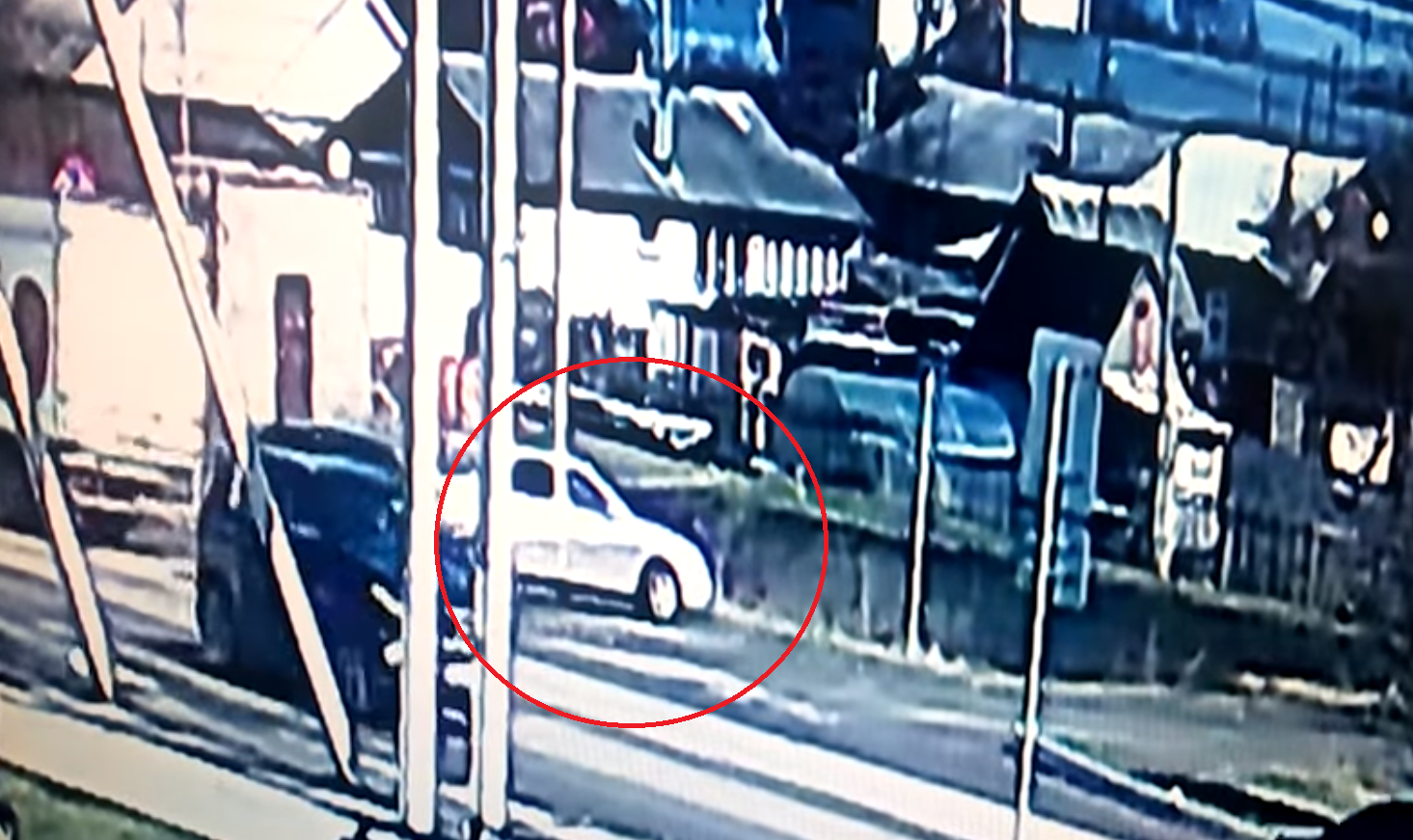 В Рыбном пьяный водитель выехал на тротуар и сбил пешехода - видео