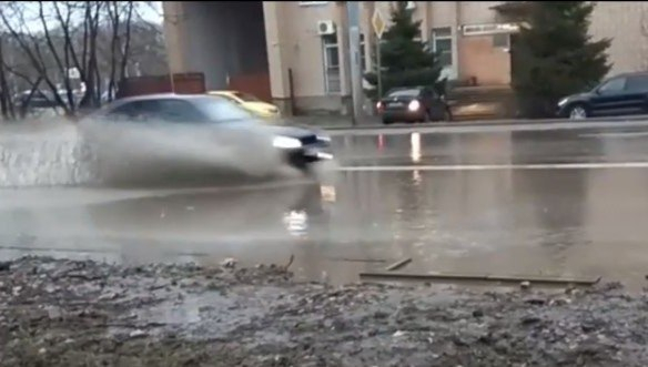 Водители штурмуют потоп на улице Мервинской