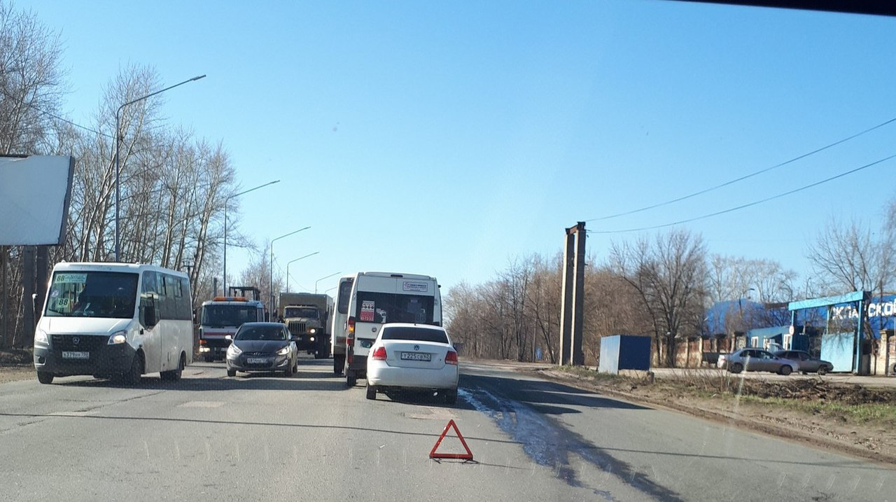 Массовое ДТП на Ряжском шоссе - столкнулись автомобиль, маршрутка и автобус
