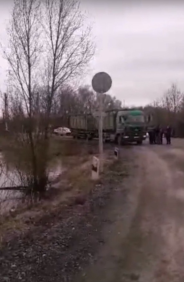 Жители Коломны не пускают мусоровозы из Москвы - видео с места событий
