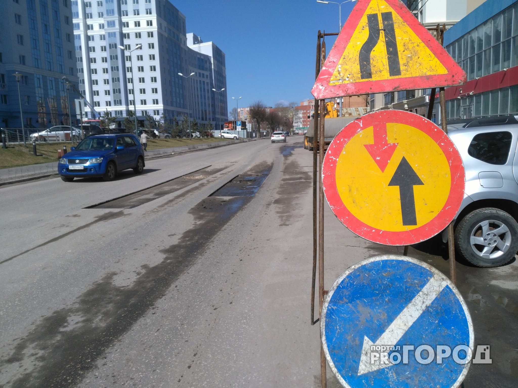 В Рязани начали ямочный ремонт дорог: на Чапаева сушат лужи воздуходувкой