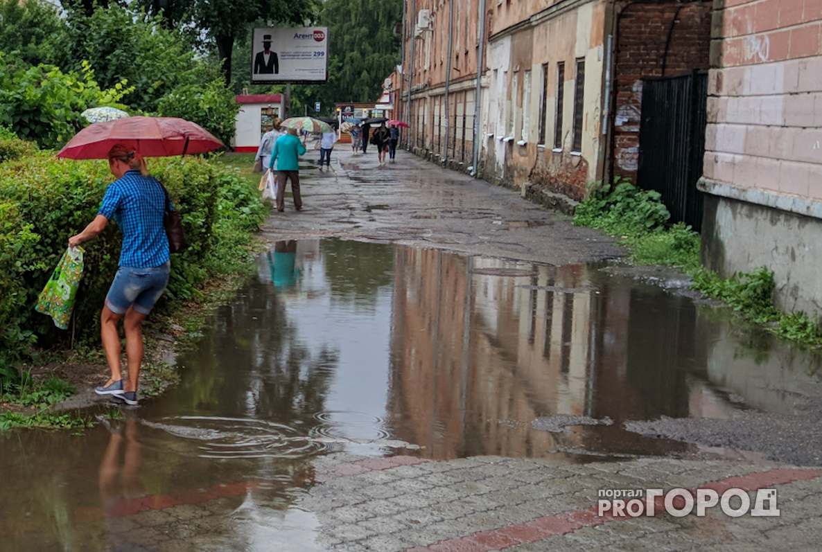 Эквилибристика на улице Каширина - после каждого дождя прохожие штурмуют затопленный тротуар