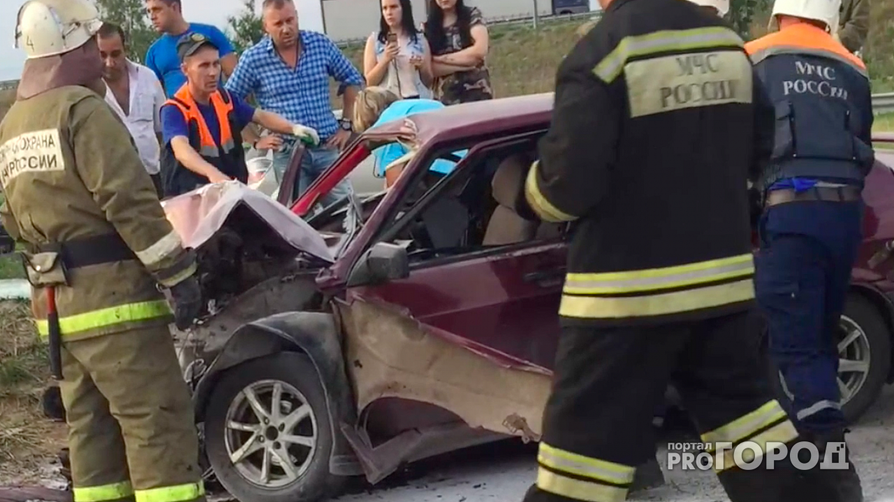 ДТП у М5 молл: водителя ВАЗа извлекли из машины без сознания - видео с места происшествия
