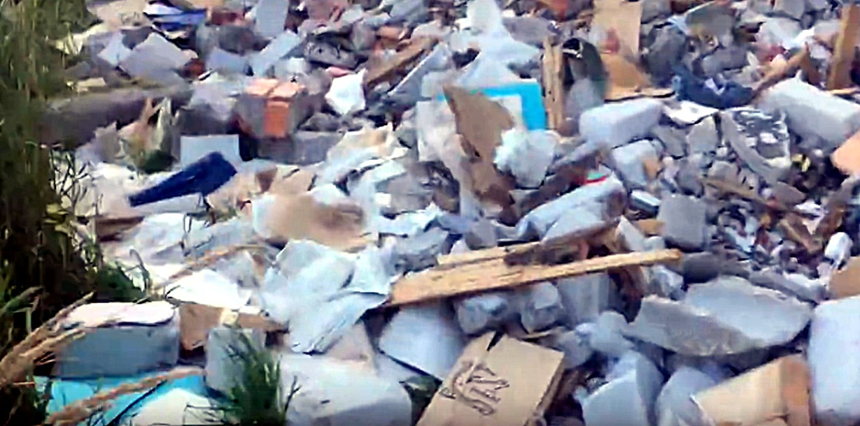В Рязани дорогу, ведущую из садового товарищества, заблокировали строительным мусором