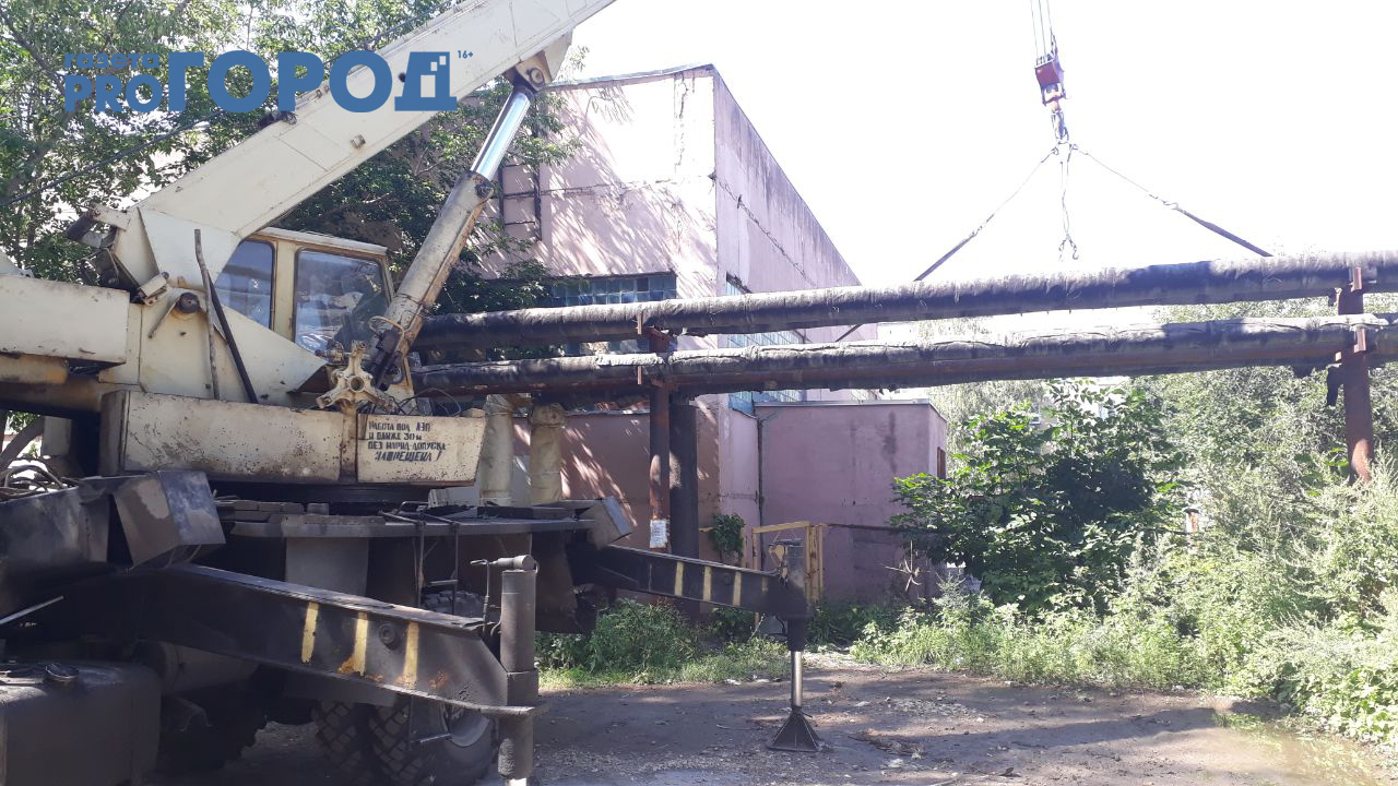 На улице Новосёлов начали ремонт трубы горячего водоснабжения