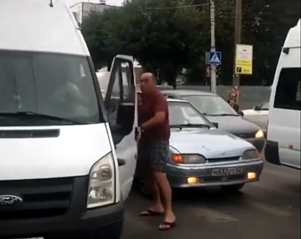 В Рязани на улице Дзержинского мужчина избил водителя маршрутки