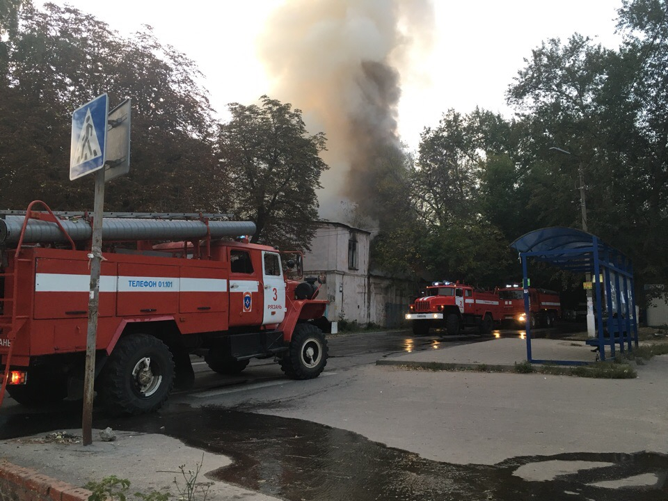 В Рязани сгорел заброшенный клуб Керамзавода