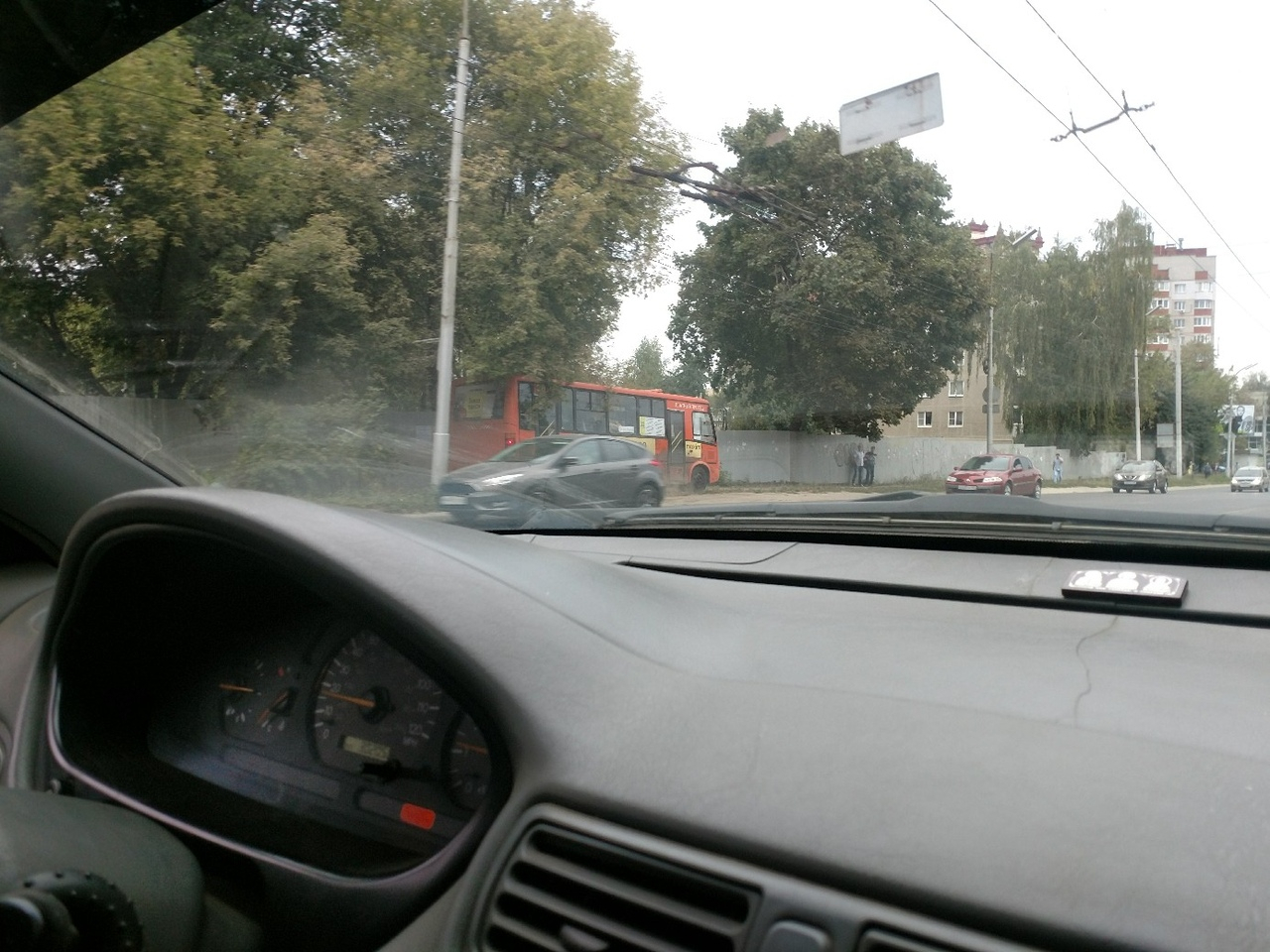 В Рязани автобус без тормозов выехал на тротуар