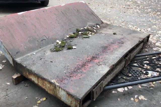 Мужчина, на которого обрушился бетонный козырек, умер в больнице
