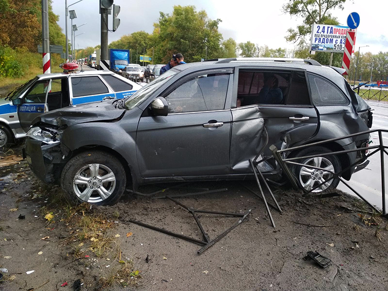 В Рязани водитель грузовика въехал в иномарку: фото с места ДТП