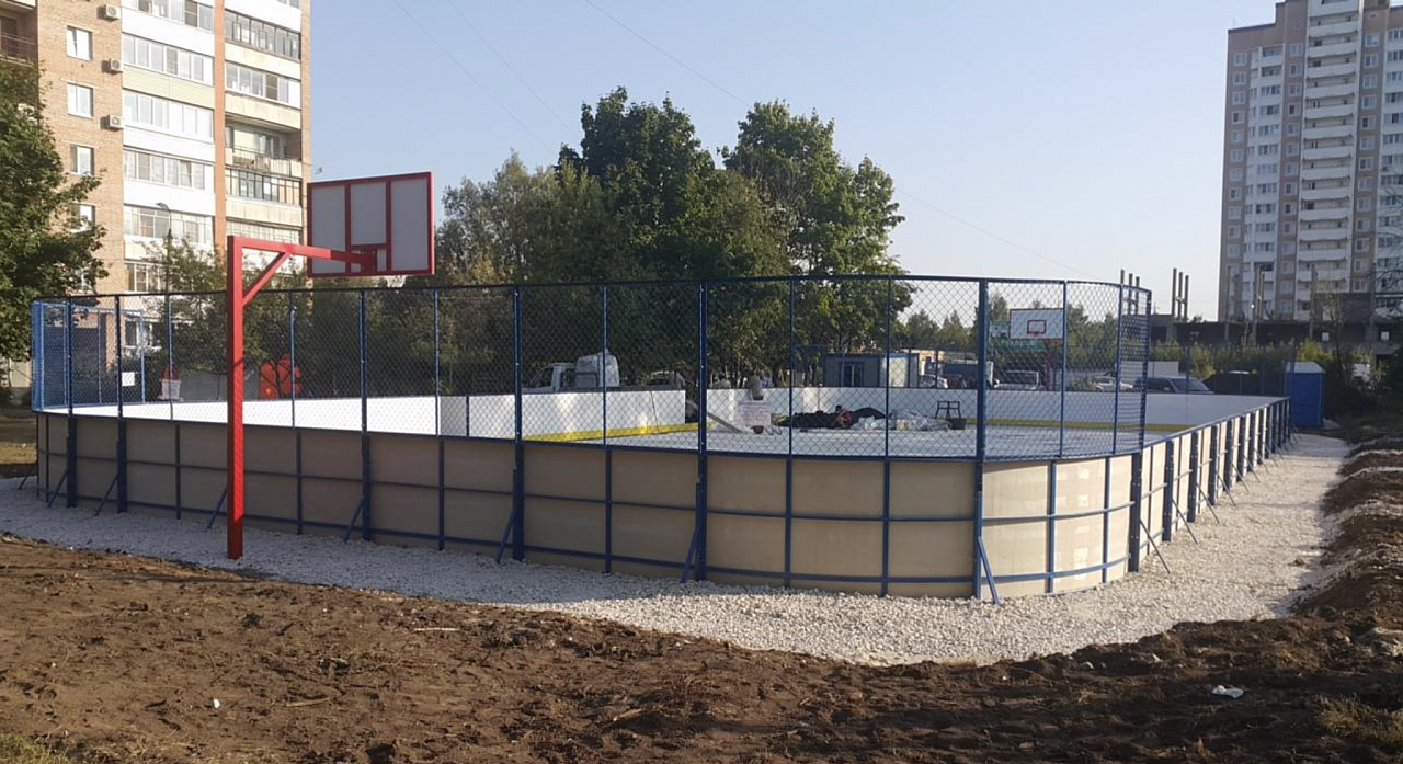 На улице Новаторов появилась новая хоккейная площадка