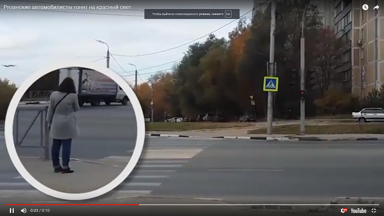 На переходе у Ледового дворца машины летят, когда для пешеходов горит зеленый: видео