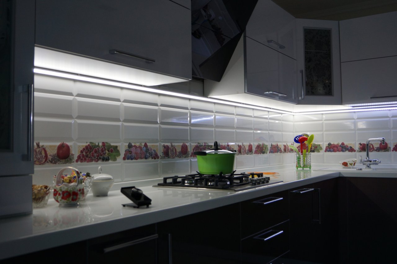 Светодиоды на кухне: как мягкий свет сглаживает острые углы интерьера