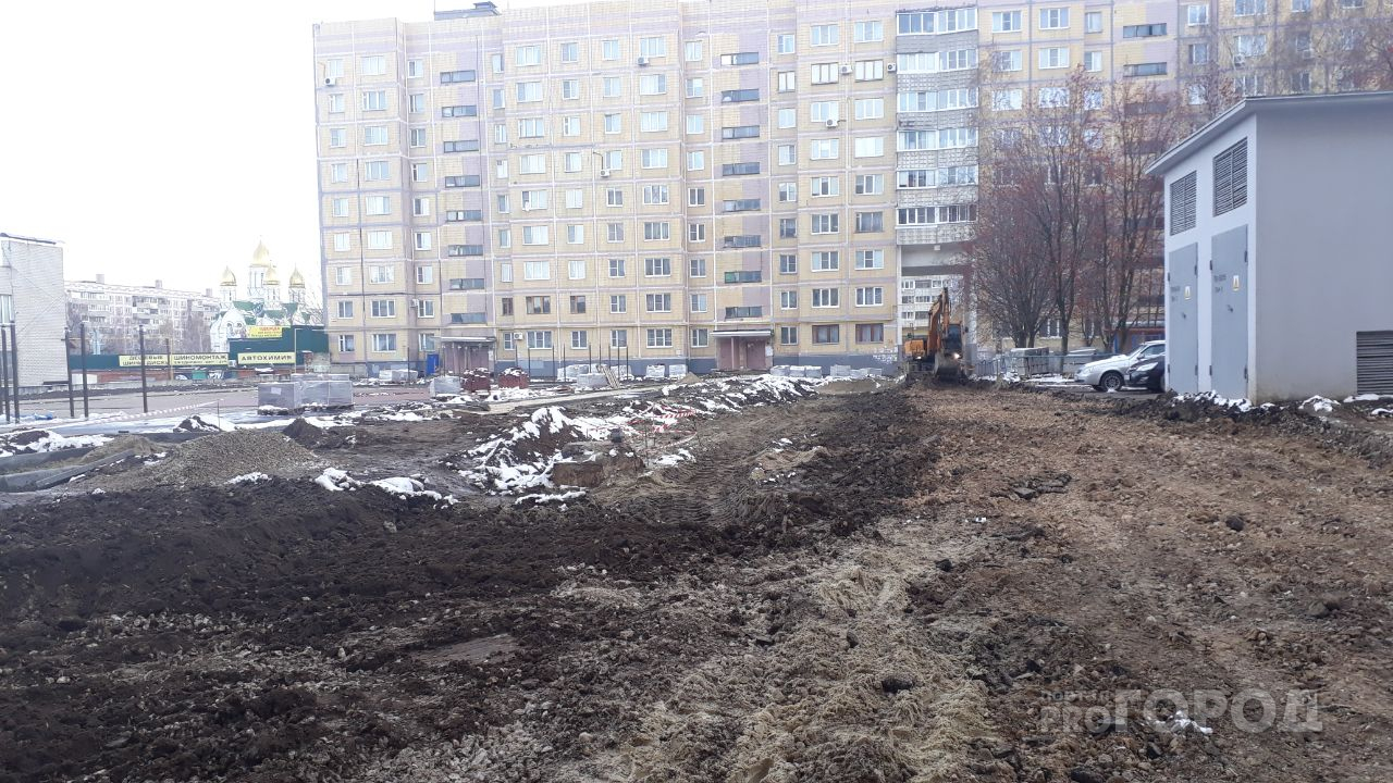 Комфортная городская среда по рязански: во дворе на Новосёлов продолжает работать строительная техника