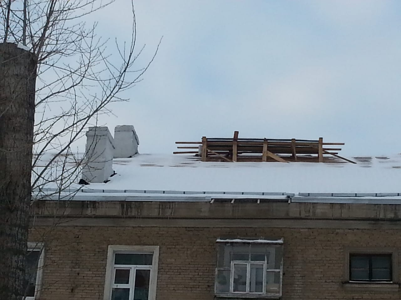 На улице Медицинской жители нескольких домов встретили зиму с разобранными крышами