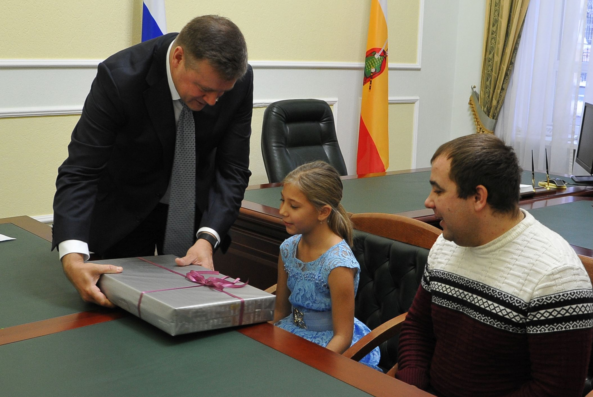 Любимов подарил рязанской школьнице ноутбук, который она попросила у президента РФ