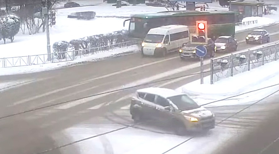 На Московском шоссе междугородний автобус едва не разнес в маршрутку