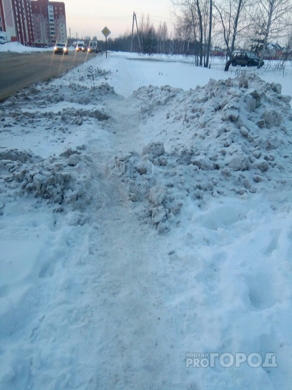 Снежная каша и сосульки: коммунальщики не справляются с уборкой улиц от снега