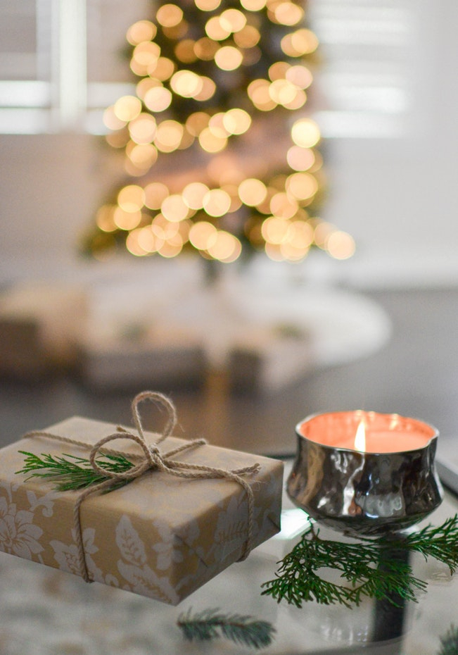 Как создать новогоднюю атмосферу с помощью пары свечей