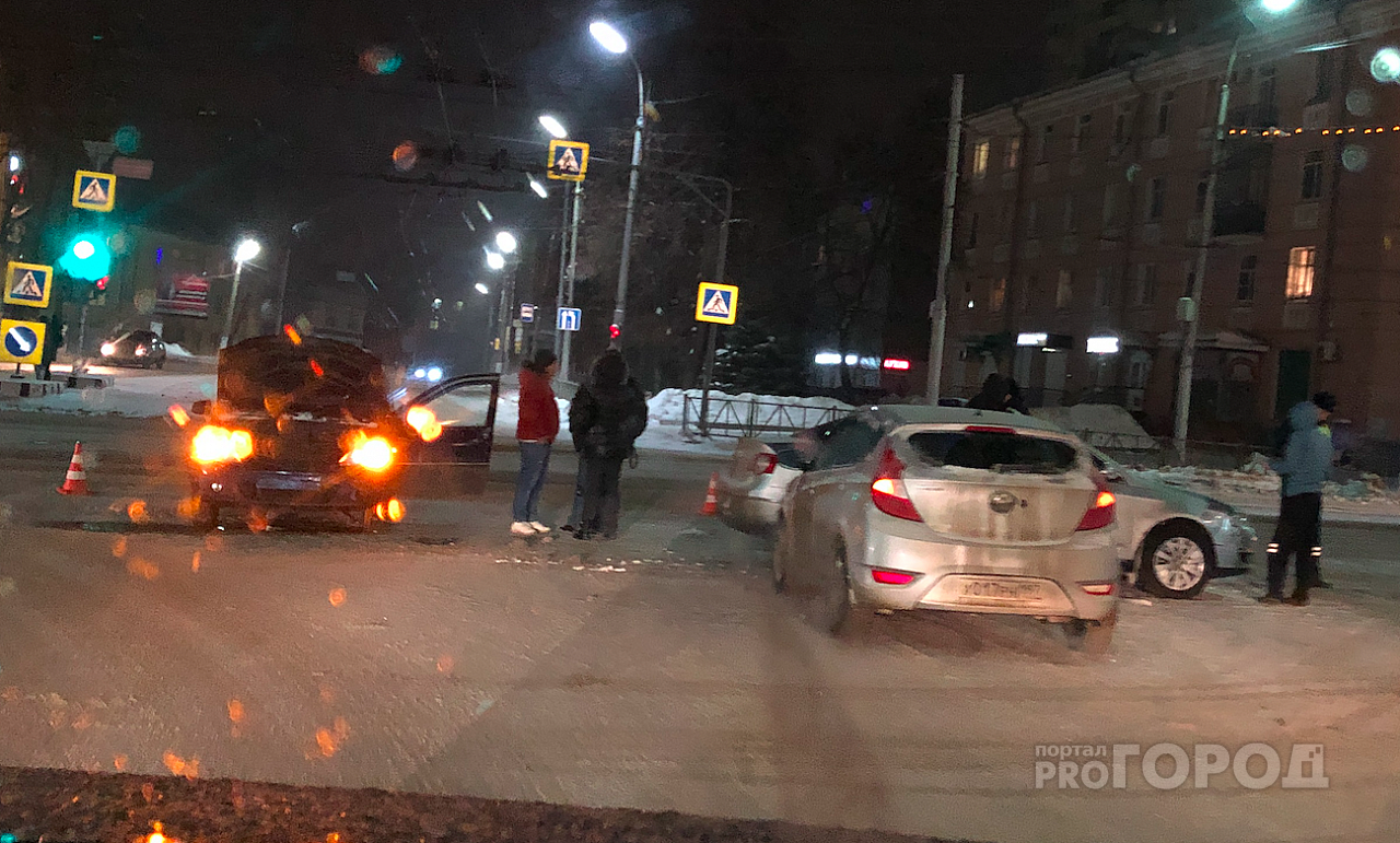 Массовое ДТП на Пермовайском проспекте: столкнулись 4 автомобиля