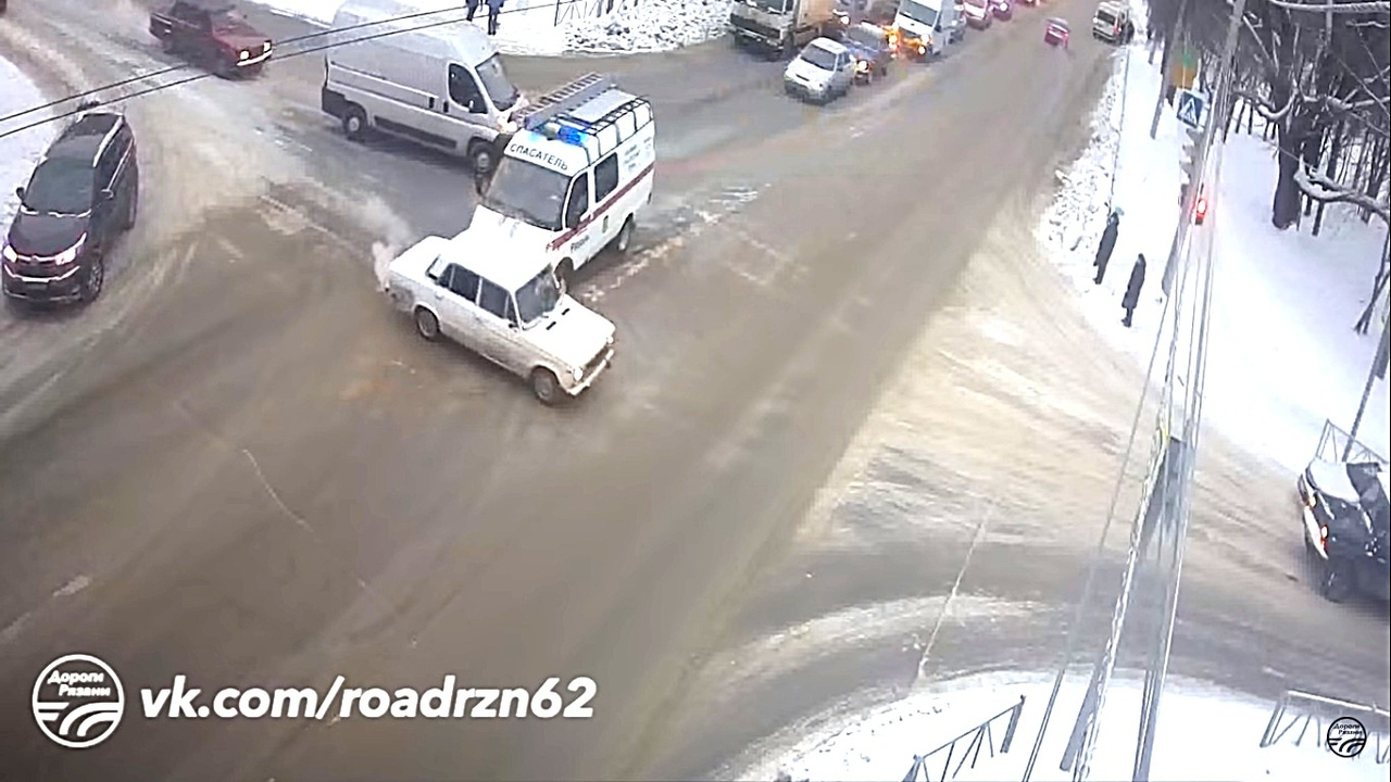 В Рязани автомобиль спасателей попал в ДТП