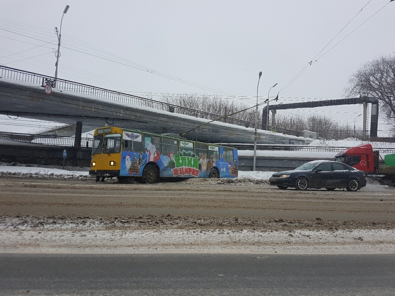 На Куйбышевском шоссе развернуло троллейбус