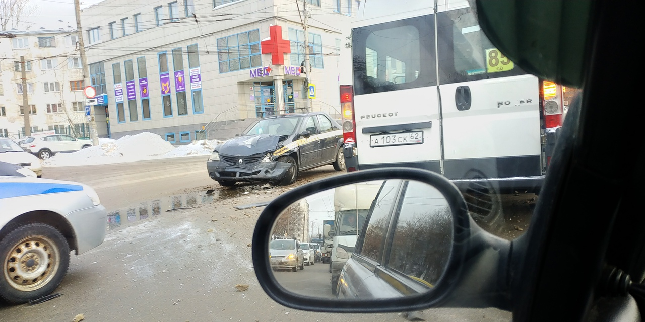 На улице Островского столкнулись маршрутка и учебный автомобиль