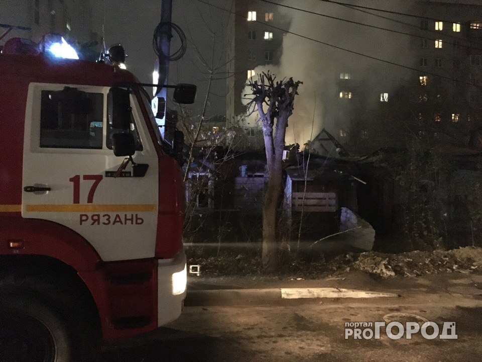 Техцентр и машину в Ряжске тушило 9 человек