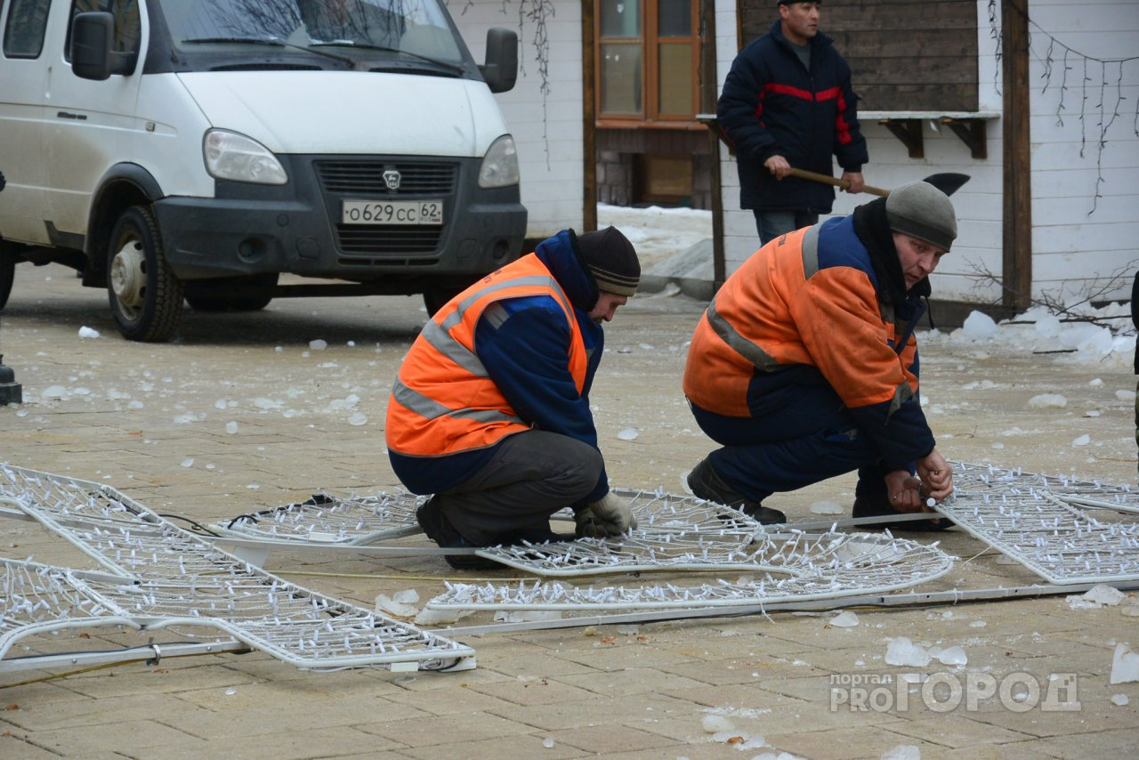 На улице Почтовой гирлянду с надписью "Рязань" снесла глыба льда. Видео