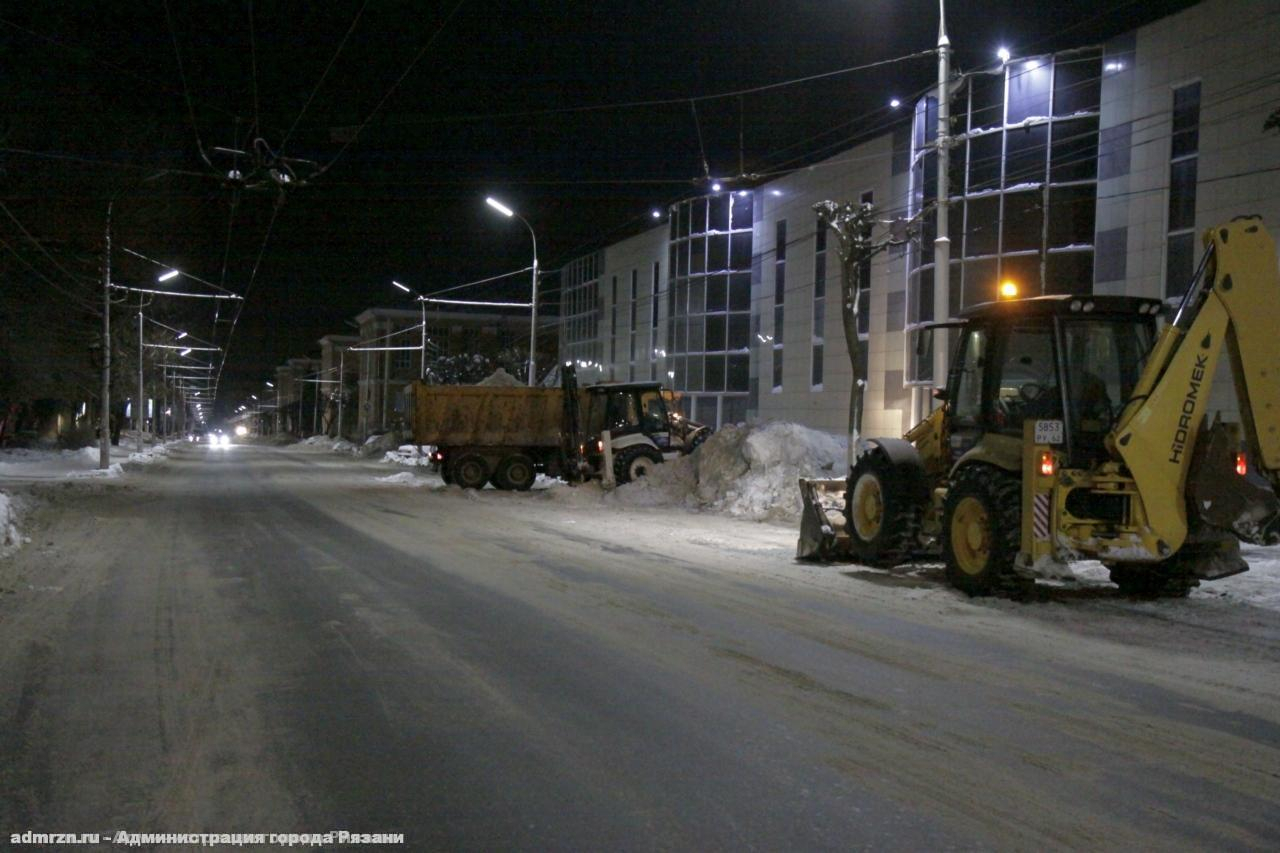 Ночью на уборку улиц Рязани от снега вышли около 100 машин