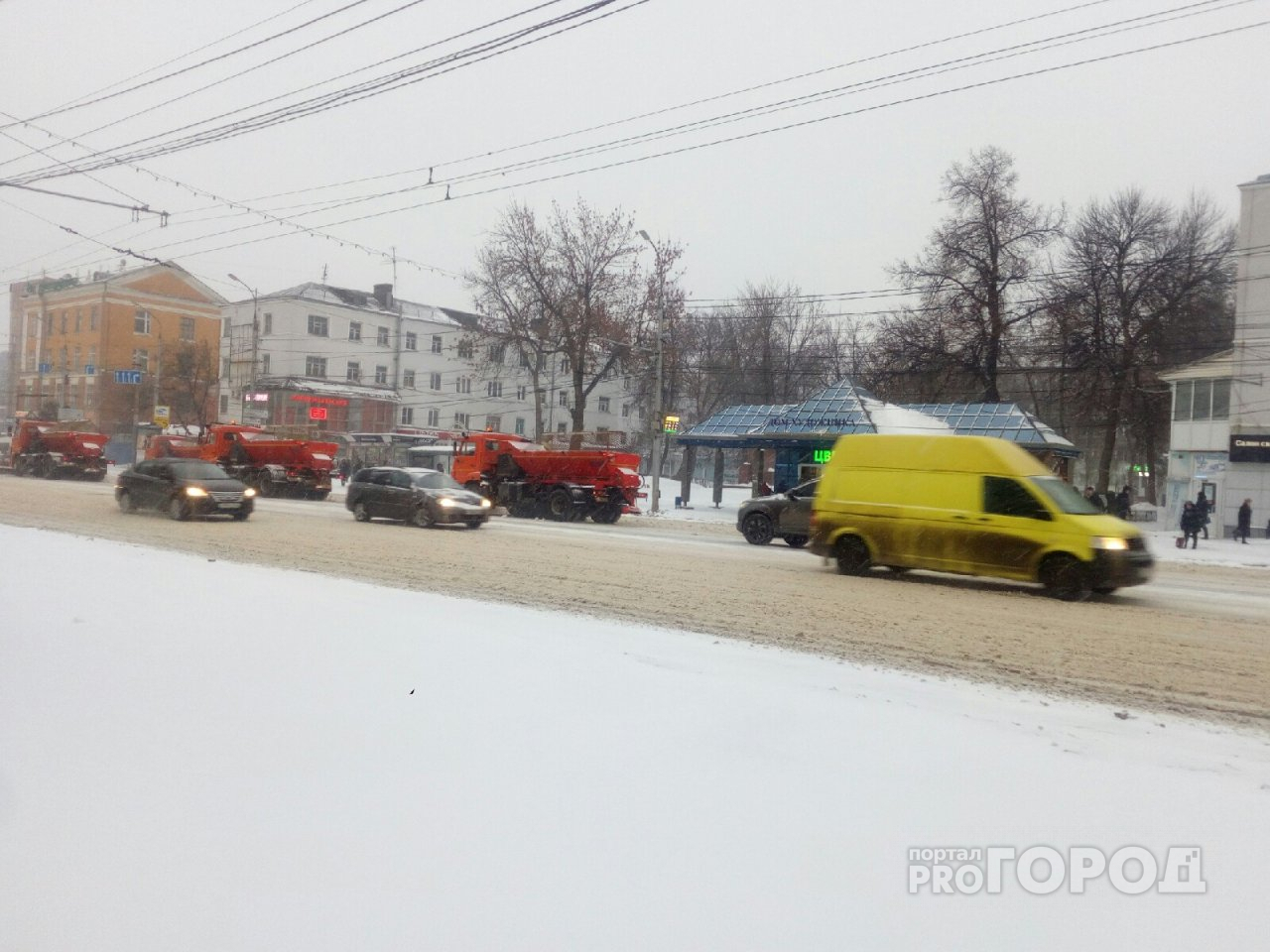 На улицы города вышла снегоуборочная техника