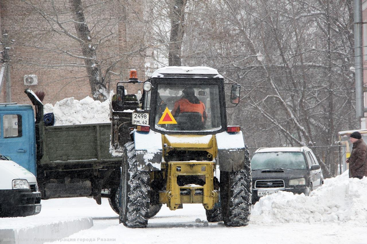 На улице Новоселов снегоуборочный трактор сбил человека