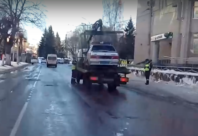 В Рязани полицейский автомобиль погрузили на эвакуатор. Видео