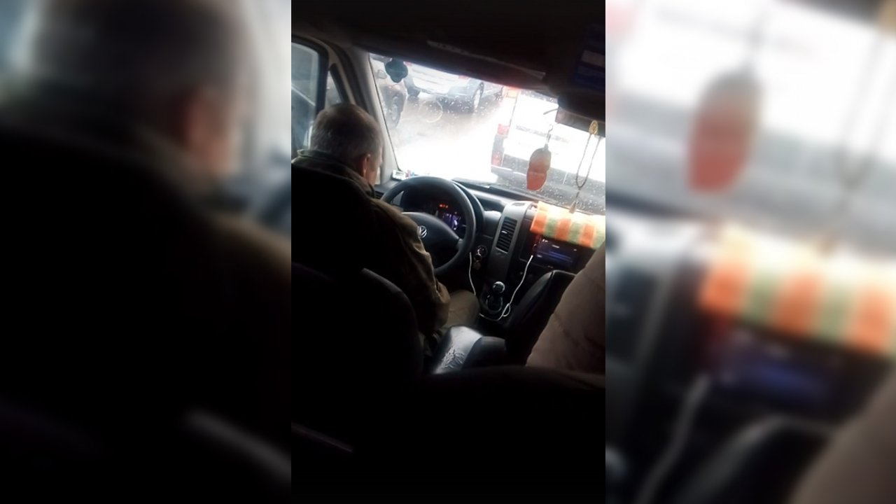 Пассажиров маршрутки возмутил водитель, который смотрел в дороге кино