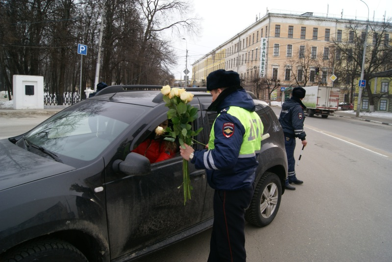 "Цветы для автоледи" - автоинспекторы поздравили девушек с 8 марта