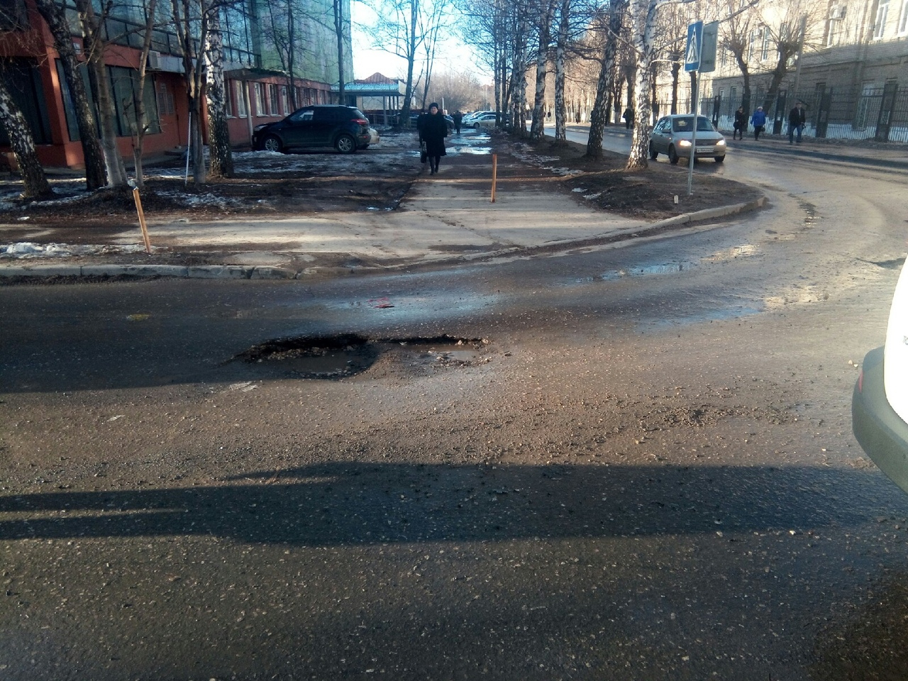 "Снова яма и ее жертвы" - на Электрозаводской несколько автомобилей пробили колеса