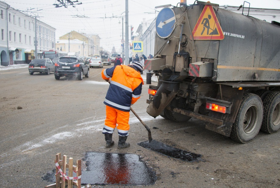 Карабасов поручил залатать ямы на улице Новаторов