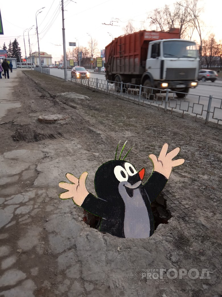 Фотофакт: в Рязани на улице Вокзальной провалился канализационный люк. Подборка фотожаб